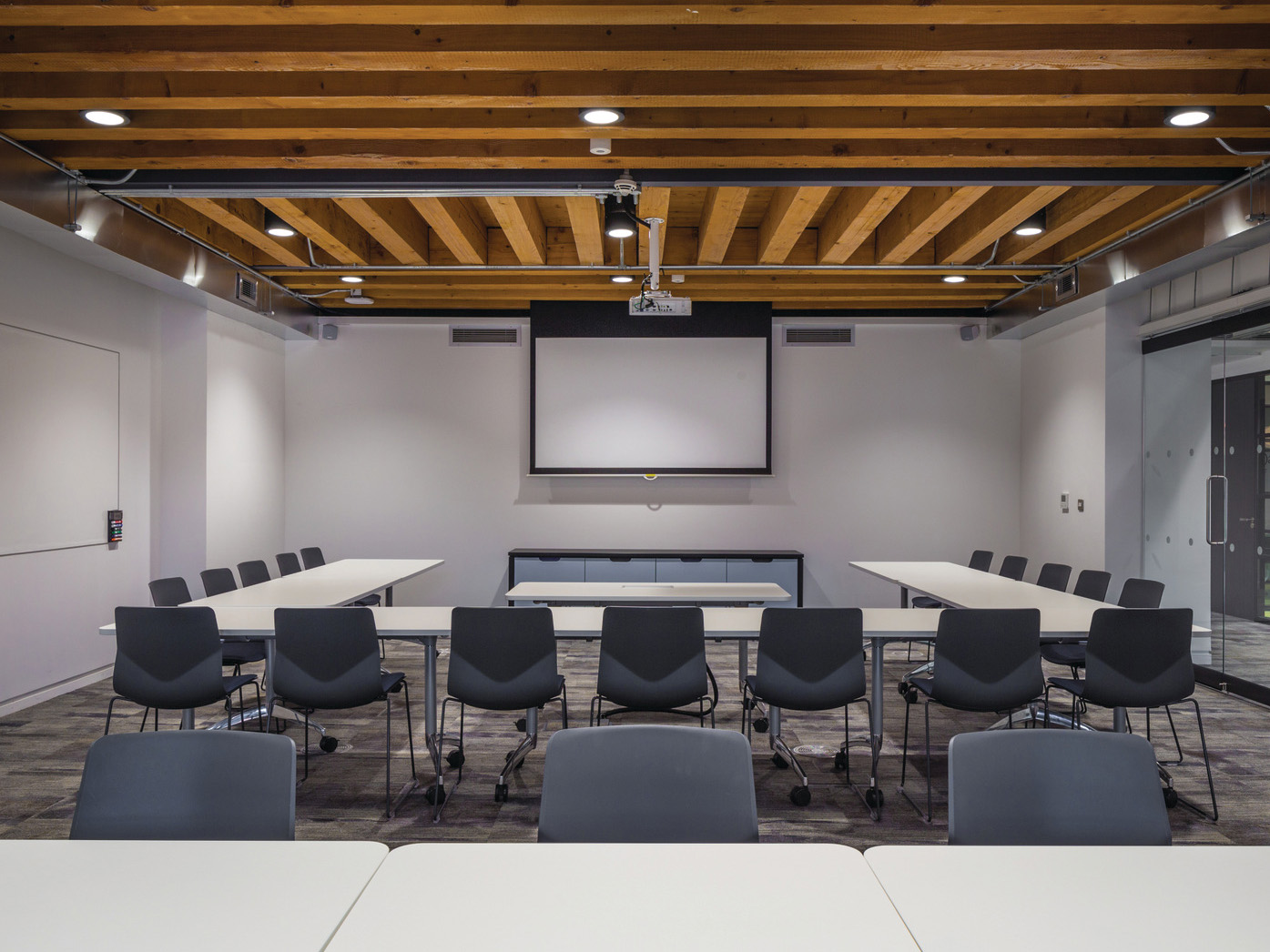 合肥政务区1800平方创意办公室装修设计项目案例分析(图1) 会议室2.jpg