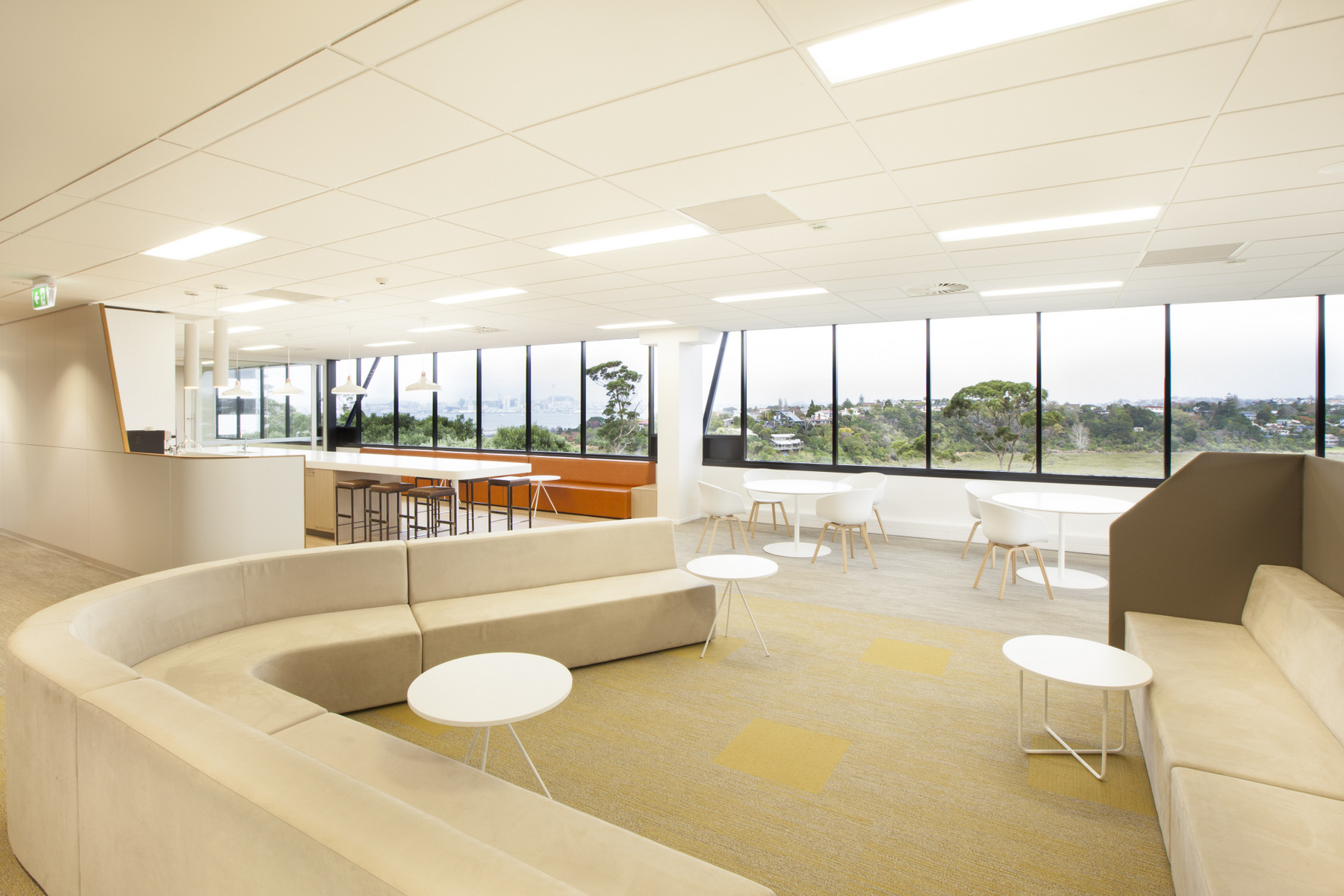 巢湖2300平方‘简装”办公室装修实景图分析(图2) 国外办公 (2).jpg