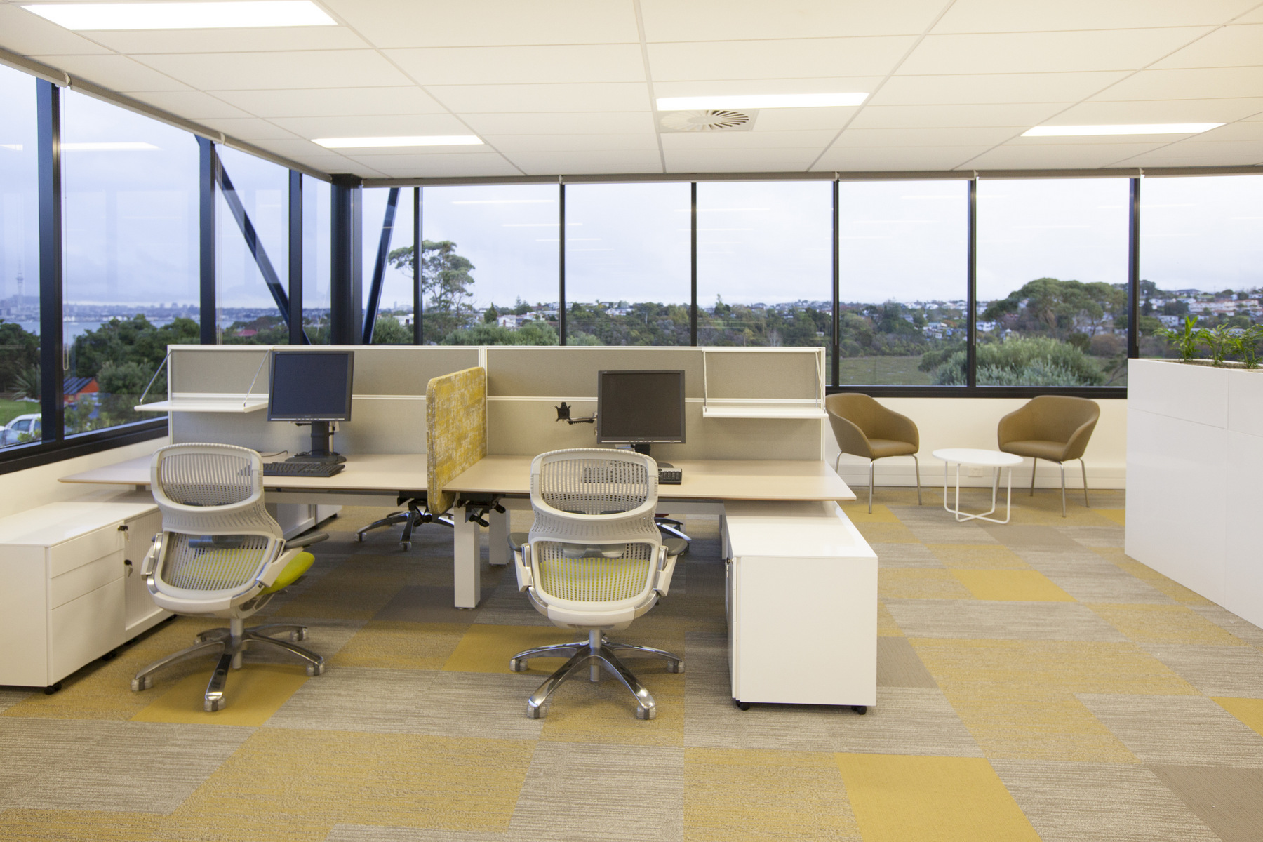 巢湖2300平方‘简装”办公室装修实景图分析(图1) 国外办公 (1).jpg