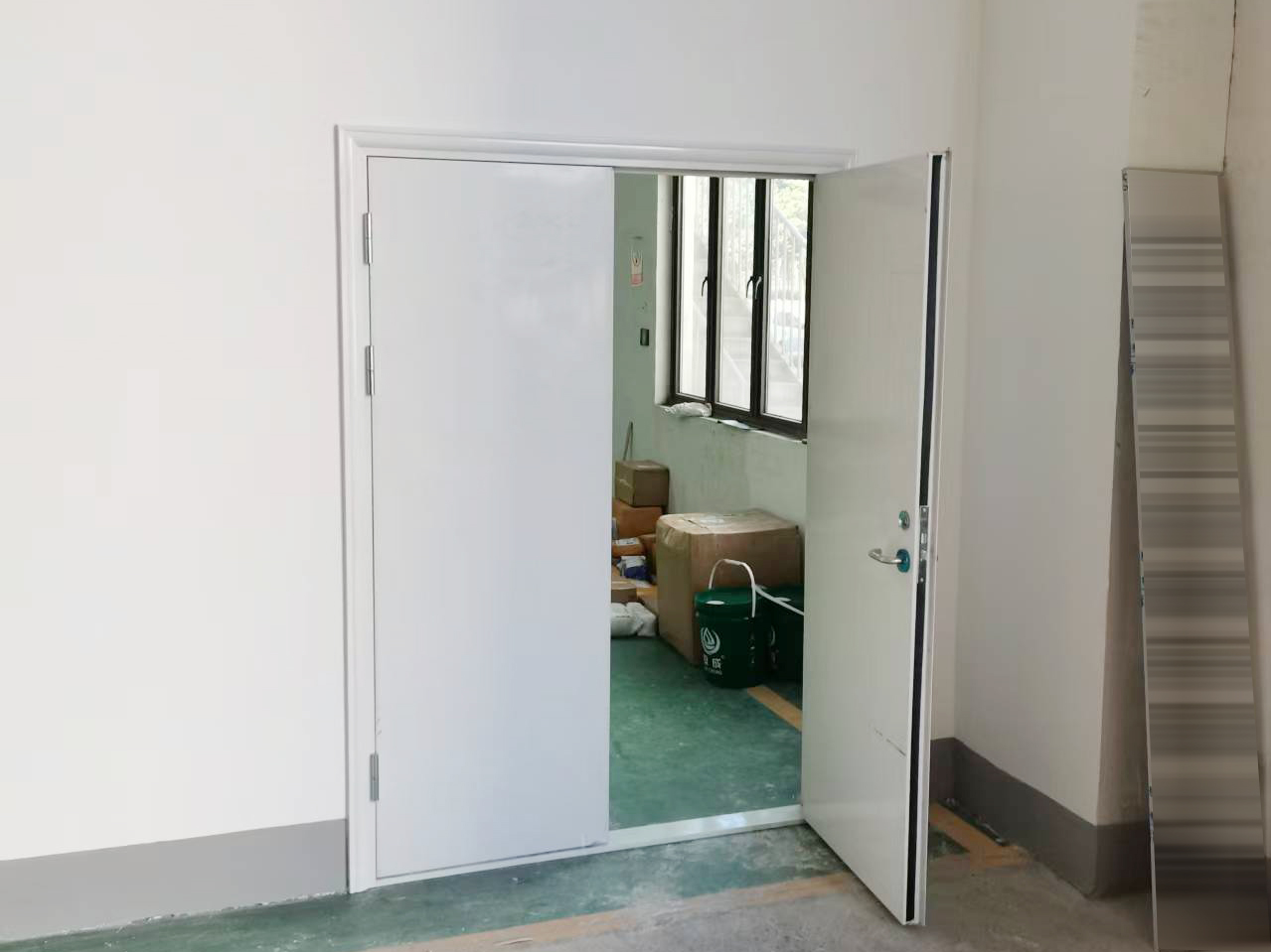 合肥徽匠机械车间厂房翻新改造项目案例(图2) 防火门安装.jpg