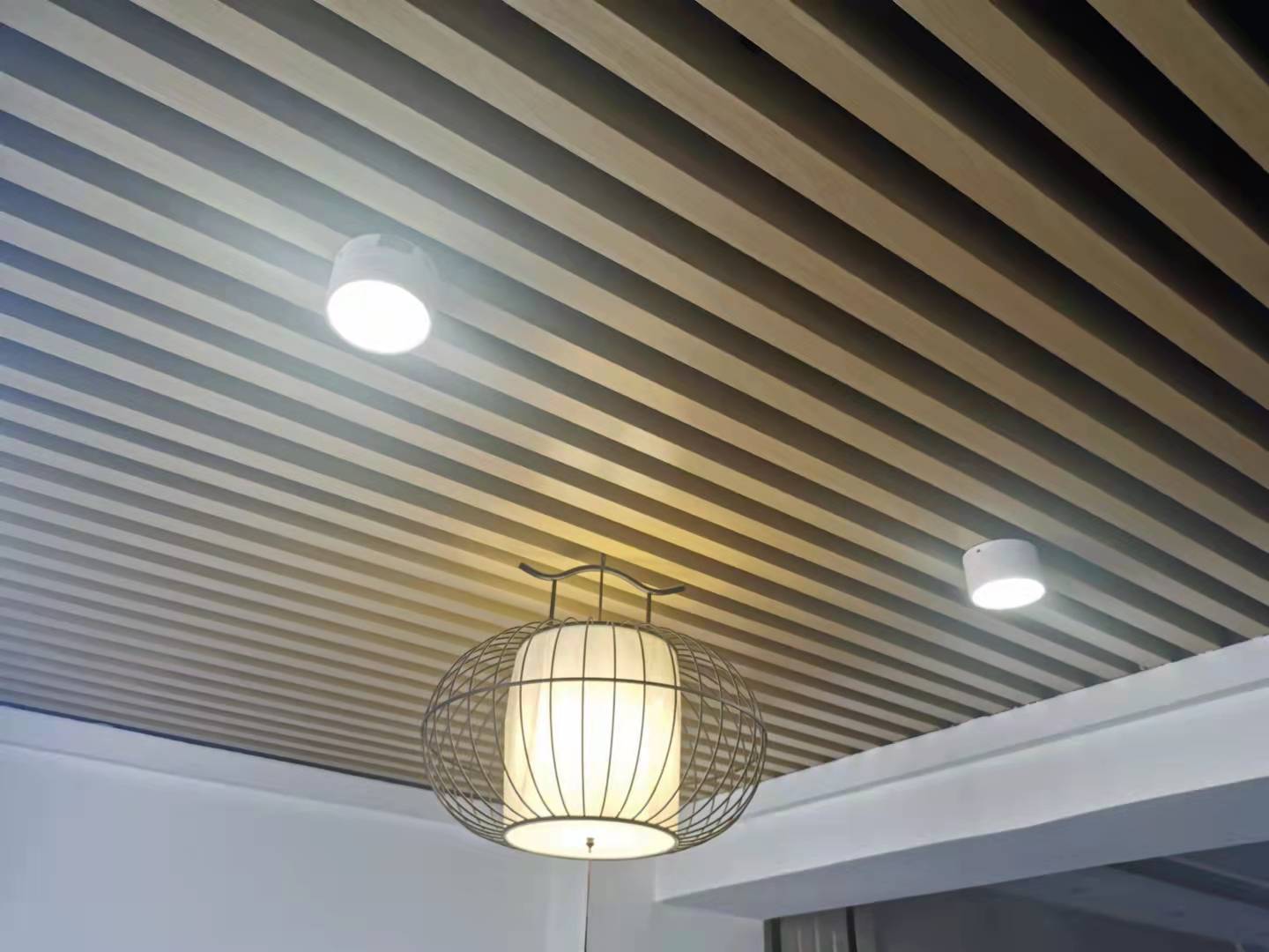 合肥装修公司-装修有多少种吊顶?分别的是特点是什么?(图1) 合肥装修公司-装修有多少种吊顶?分别的是特点是什么?(图1)